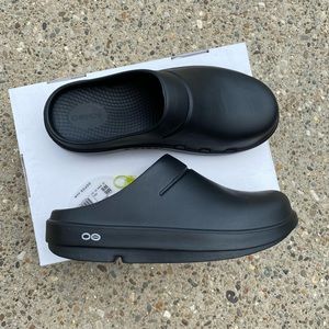 OOFOS Oocloog Recovery Shoe Women's size 8